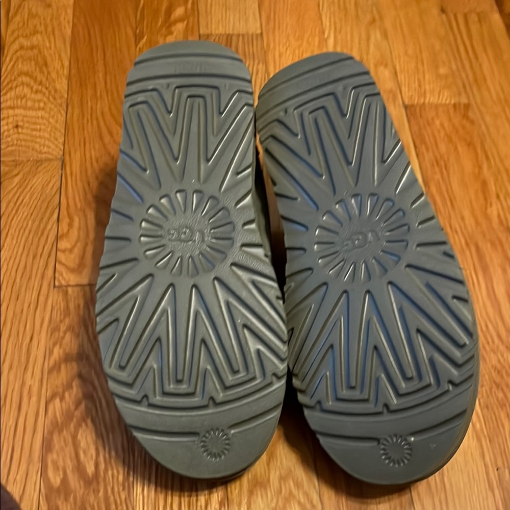 EUC. UGG Men’s Slippers - Picture 3 of 3
